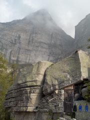 Bivacco Scorpione e parete Sud