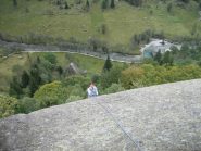 Valentina mi dice che salirà la terribile placca con una mano sola.