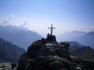 in vetta,appena sotto si vedono i due bivacchi...