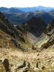 Discesa lato Rocca di San Giovanni con l'infido canale di sfasciumi