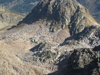 Particolare del sentiero nella pietrosa comba