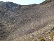 Il sentiero che scende dalla Lombarda, il Passo di Péania e al centro il bivio per il Vallone della Valletta con l'evidente ometto