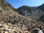 La selvaggia pietraia dove si fa strada il sentiero