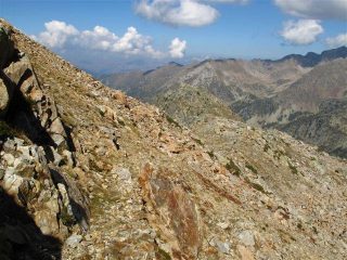 Il sentiero segnato da tacche rosse  