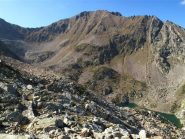 Il sentiero, in fondo il Colle d'Orgials e a destra i Laghi della Valletta