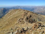 La lunga Cima della Lombarda, il sentiero che arriva dal colle e dietro la Francia