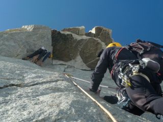 sosta alla base del tetto del 5° tiro (foto M. Sanguineti)