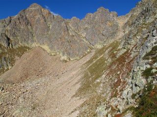 Verso il colle d'Aver e la bella parete della quota della Testa Gias dei Laghi