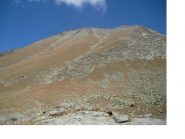 Gli erbosi e ripidi pendii sud.ovest del M.Refray...