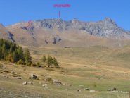 il pendio erboso dove si attacca la cresta e la punta vista dal parcheggio