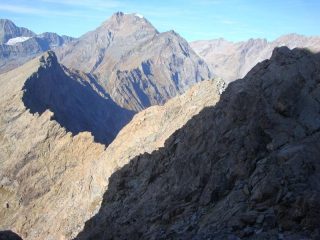 Percorrendo la cresta Ovest dell'Uja di Mondrone con sullo sfondo l'Uja di Ciamarella.