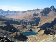 Il Lago Nero visto dal passo. A destra il Roc della Niera