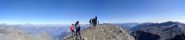 panorama dalla vetta con gli alpinisti presenti..