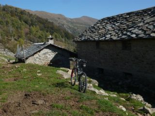 alpe eredi curti sullo sfondo cima mares