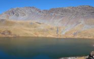 Il colle Bastillon dal lago.