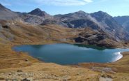 Uno dei laghi e col Fenetre al centro.