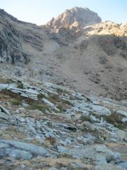 il canalone da risalire a sx il torrione da tenere a dx