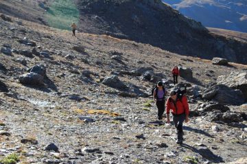 risalendo i pendii detritici verso il primo laghetto senza nome
