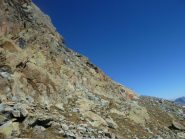 Quota 2790m.: punto in cui i segni bianchi-rossi vanno decisamente a destra verso la seconda corda fissa.