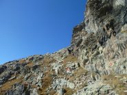 Quota 2790m. : punto in cui si lasciano i segni bianchi-rossi per seguire la cengia verso la cresta. Vecchi segnavia cerchiati