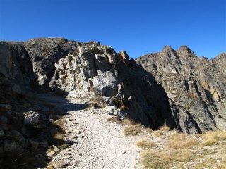 Sul percorso, dalla roccia tagliata