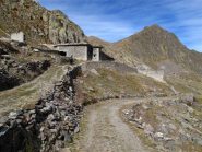 La casermetta con la prua e dietro la Cima Tommy 