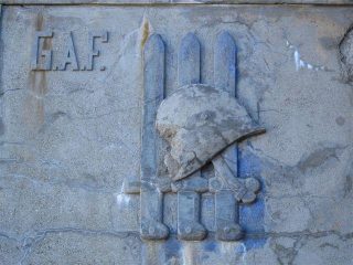 Lo stemma della G.a.f. (Guardia Alla Frontiera) che era di guardia in questo settore