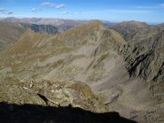 Il vallone di discesa con il sentiero che taglia tutto il fianco ovest della Rocca e la Rocca di San Bernolfo