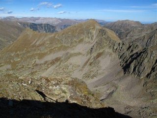 Il vallone di discesa con il sentiero che taglia tutto il fianco ovest della Rocca e la Rocca di San Bernolfo