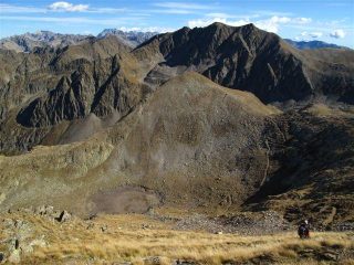 Sentiero che scende sul lago della Seccia, Cima Tommy e dietro l'Autaret