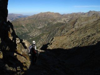 Ci affacciamo sul versante di discesa