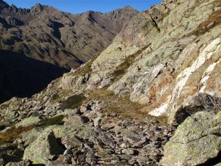 Il bel sentiero che taglia il fianco della Rocca di San Bernolfo
