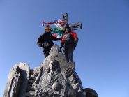 La cima conquistata!! ...ma che vento...