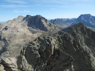 In primo piano la cresta che va dall'antecima alla cima, sullo sfondo il M.Matto