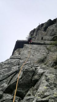 baudo attacca il bellissimo L1 su roccia freddina alle 11 del mattino..