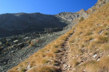 salendo verso il bivio di quota 2300 m. (15-10-2011)