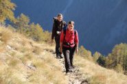 Maria Carla e Marta salgono verso il bivio di quota 2300 m. (15-10-2011)