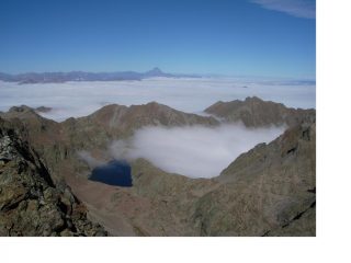 Il Lago soprano del Sella e all'orizzonte il Monviso dalla Rocca di Valmiana