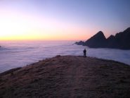 mare di nubi all'alba