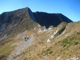 Alpe Ragozzale e porta con dietro il Pizzo Desen
