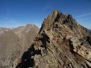 L'antecima  e la vetta viste dal punto della cresta in cui si arriva di arrivo