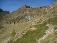 in prossimità del rifugio, a sx la bocchetta che porta alla zona dei laghi