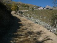 lo sterrato che sale all'alpe oregge