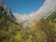 A metà del vallone della Madonna, al centro, il tratto di sentiero ripido