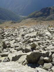 prima dell'intaglio si scende a sud per pietrame