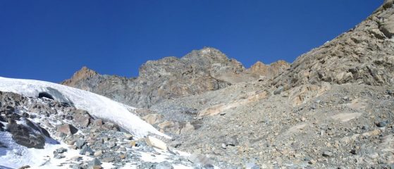 l'ambiente selvaggio sopra il ghiacciaio...