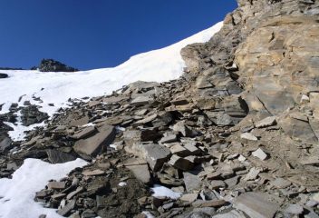 l'arrivo al colletto con cornice quasi verticale...in vista della vetta Entrelor..