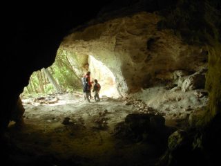 dopo avere a lungo sostato nellam sala centrale ad osservare le stalagminti ed ascoltato il gicciolio che lentamente le fa crescere, ci si avvia all'uscita