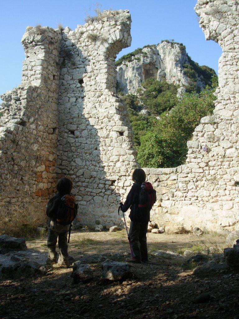 castrum perticae fu edificato nel IX sec. per protezione dai saraceni
