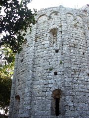 abside di s.antonino, chiaramente romanico, eretto probabilmente riutilizzando le pietre del castrum